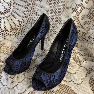 Pour La Victoire Women's US 7.5 Midnight Blue Lace Shoes